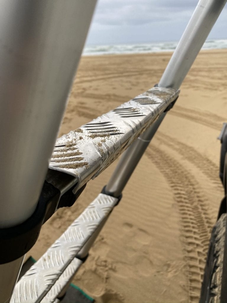 VYLEPŠENÝ NÁŠLAP ŽEBŘÍKU STŘEŠNÍHO STANU