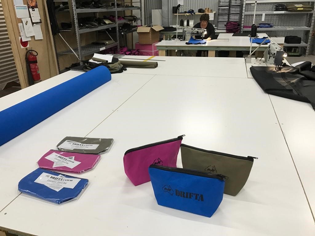 KOSMETICKÁ TAŠKA / TAŠKA NA HOLENÍ