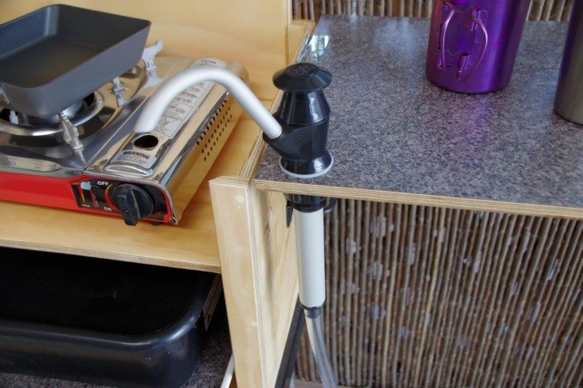 KUCHYNĚ S JEDNOPLOTÝNKOVÝM VAŘIČEM