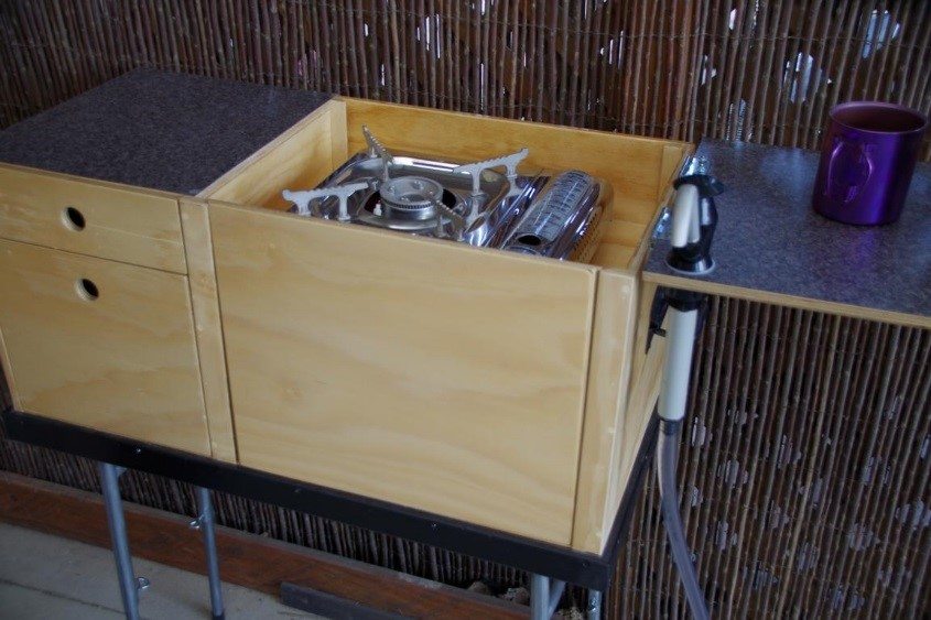 KUCHYNĚ S JEDNOPLOTÝNKOVÝM VAŘIČEM