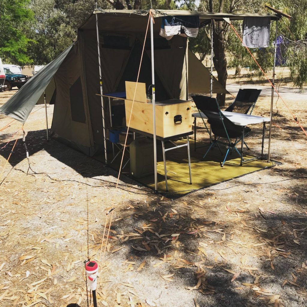 KUCHYNĚ S JEDNOPLOTÝNKOVÝM VAŘIČEM